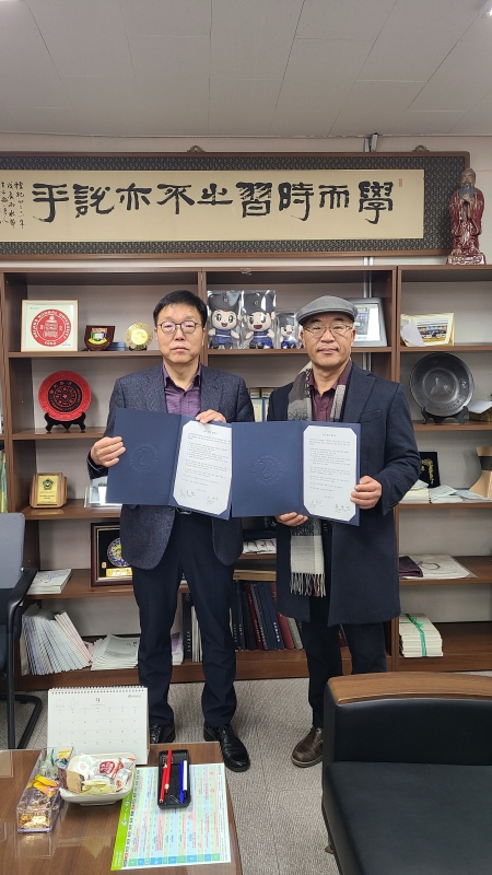 협약서에 서명한 이천승 원장과 김동민 학장이 협약 체결 후 기념 촬영을 하고 있다.